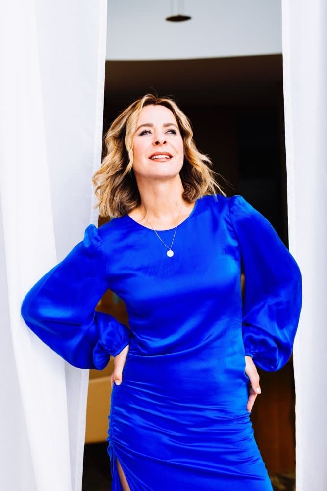 Bettina Cramer im blauen Kleid